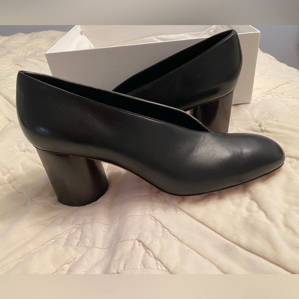Lightly worn Celine pumps in 7.5! Great condition!!